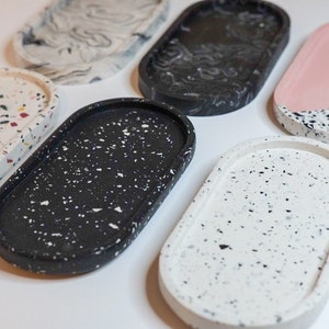 Terrazzo Tablett Jesmonite in schwarz mir weißen Terrazzostükchen, für Schmuck, Küche, Badezimmer, trenddeko, modern, angesagt, Must-have