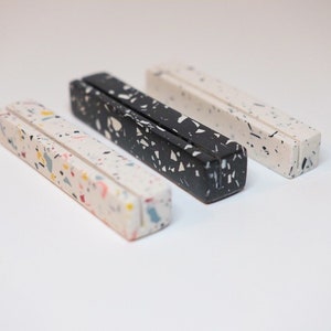 Postkartenständer Terrazzo, Halter für Karten, Ständer für Zettel, Jesmonite in schwarz mit weißen Terrazzostücken, modern