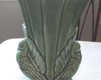 Vintage SHAWNEE Pottery Fluted Vase Flanked By Doves  USA #829 1950s Mid Century