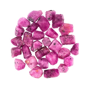 Veel ruwe robijnkristallen, losse edelsteenschilfers, 6-10 mm