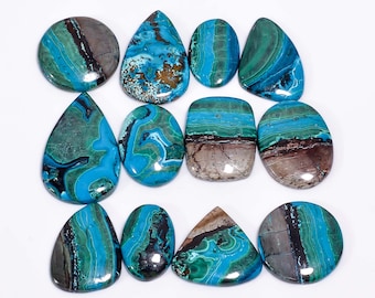 Könnte beinhalten: Eine Sammlung von zwölf türkisfarbenen, grünen und braunen Edelstein-Cabochons. Die Cabochons haben verschiedene Formen und Größen, darunter ovale, tropfenförmige und rechteckige.