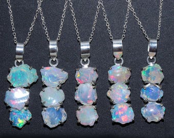 Ethiopische opaalhangerketting: ruwe edelsteen, verzilverde sieraden.