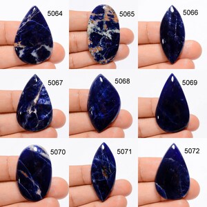 Op de afbeelding: Negen traanvormige cabochons in verschillende tinten blauw en wit. De stenen zijn genummerd van 5064 tot en met 5072.