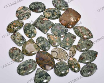 Puede incluir: Una colección de 20 cabujones de jaspe oceánico verde, marrón y blanco. Los cabujones son de varias formas y tamaños, incluyendo ovalados, en forma de lágrima y rectangulares.