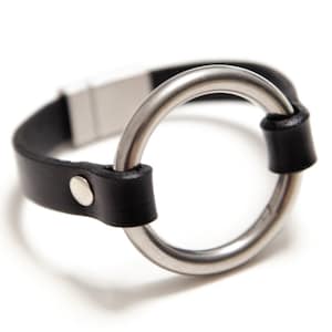 Leather o-ring bracelet with magnetic stainless steel clasp made from natural leather