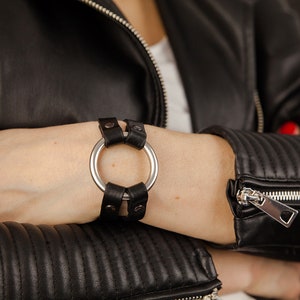 Leather o-ring bracelet with magnetic stainless steel clasp made from natural leather