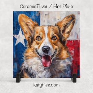 Puede incluir: Salvamanteles o placa caliente de cerámica con un retrato de un perro corgi sonriente sobre un fondo de la bandera de Texas. El perro tiene pelaje marrón y blanco y una lengua rosa. Está sobre un soporte negro. El texto "katytiles.com" está en la parte inferior.