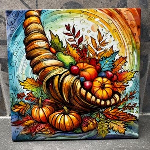 Puede incluir: Una colorida pintura a la acuarela de una cornucopia rebosante de calabazas, calabacines, bayas y hojas de otoño. La cornucopia es marrón, con calabazas naranjas y amarillas y bayas rojas. El fondo tiene tonos azules, naranjas y amarillos.