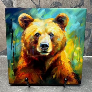Puede incluir: Un primer plano de una pintura de un oso marrón con pelaje amarillo y naranja. El oso está mirando directamente al espectador. El fondo es un verde y azul borroso.