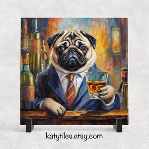Könnte beinhalten: Ein Gemälde eines Mops, der einen blauen Anzug und eine rote Krawatte trägt und in einer Bar-Umgebung ein Glas Whisky hält. Der Hund schaut den Betrachter mit einem ernsten Ausdruck an. Das Gemälde ist in einem realistischen Stil mit vielen Details ausgeführt.