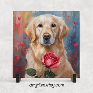 Peut inclure: Un chien golden retriever tenant une rose dans sa gueule, entouré de cœurs sur un fond coloré. Le chien regarde la caméra avec une expression douce. L'image est intitulée "katytiles.etsy.com".