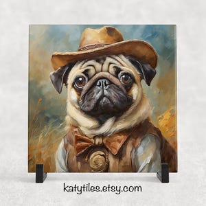 Puede incluir: Una pintura de un carlino con un sombrero de vaquero marrón y un chaleco marrón con una insignia dorada. El carlino tiene una expresión seria en su rostro. El fondo es un paisaje borroso con colores verdes y marrones.