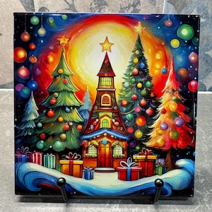 Puede incluir: Una escena navideña colorida con una iglesia en el centro, rodeada de tres árboles de Navidad decorados y regalos. La iglesia tiene una estrella en la cima y una puerta roja. Los árboles están decorados con adornos y luces de colores. El fondo es azul oscuro con estrellas y luces.