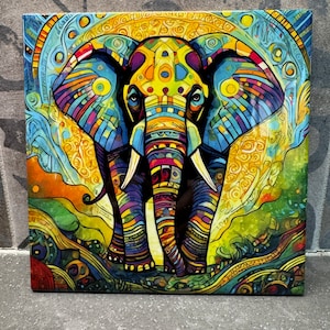 Może przedstawiać: Kolorowy, abstrakcyjny obraz przedstawiający słonia z misternymi wzorami i zdobieniami. Słoń jest przedstawiony w żywej palecie kolorów: niebieskiego, żółtego, zielonego i czerwonego.