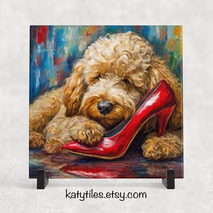 Puede incluir: Una pintura de un perro marrón claro con un zapato rojo de tacón alto. El perro está acostado con la cabeza apoyada en el zapato. El fondo es una pintura abstracta colorida.