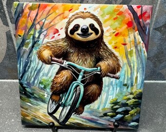Op de afbeelding: Een aquarel schilderij van een luiaard die op een turquoise fiets door een bos rijdt. De luiaard glimlacht en heeft bruine vacht. Het bos is geschilderd in tinten van groen, geel en oranje.