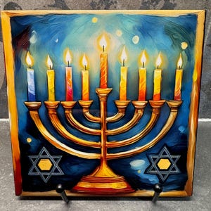 Puede incluir: Una pintura colorida de un candelabro con nueve velas encendidas sobre un fondo azul con dos estrellas de David doradas.