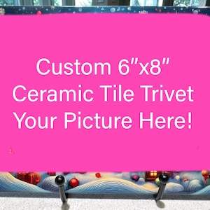 Könnte beinhalten: Ein rosa-weißes Schild mit dem Text "Custom 6"x8" Ceramic Tile Trivet Your Picture Here!" auf einem winterlichen Hintergrund.