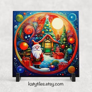 Puede incluir: Una escena navideña colorida con una figura de Papá Noel de pie frente a una casa con un árbol de Navidad. La escena está rodeada por un patrón de colores y luces que se arremolinan.