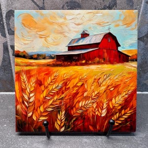 Op de afbeelding: Een levendig schilderij van een rode schuur in een tarweveld onder een bewolkte hemel. Het kunstwerk gebruikt warme kleuren, met het tarwe in tinten goud en oranje. De schuur heeft een zilveren dak en staat tegen een achtergrond van blauwe heuvels.