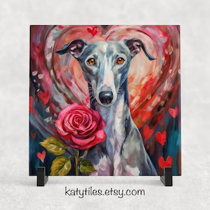 Peut inclure: Une peinture d'un lévrier avec une rose rouge devant lui. L'arrière-plan est un design abstrait coloré avec des cœurs.