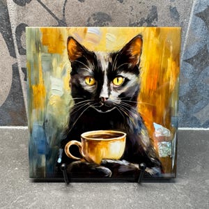 Könnte beinhalten: Eine schwarze Katze mit gelben Augen hält eine goldene Tasse Kaffee vor einem abstrakten Hintergrund aus Gelb, Blau und Braun.
