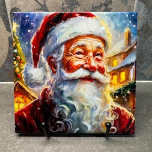 Puede incluir: Una pintura colorida de Santa Claus con barba blanca y gorro rojo, sonriendo y mirando hacia arriba. El fondo es una escena de invierno nevada con una casa y un árbol de Navidad.