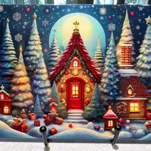 Puede incluir: Una casa de jengibre roja y blanca con una puerta roja y un techo blanco se encuentra en un bosque nevado. La casa está decorada con bastones de caramelo, hombres de jengibre y otras golosinas festivas. El bosque está lleno de árboles altos cubiertos de nieve y una luna llena brillante brilla en el cielo nocturno.