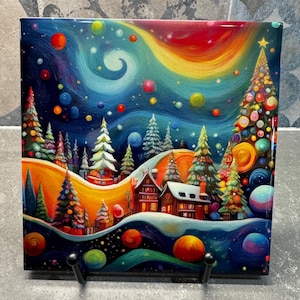 Puede incluir: Una pintura colorida de una escena de invierno con una casa, árboles y un cielo estrellado. El cielo es una mezcla de azul, morado y verde, con estrellas blancas y orbes coloridos. Los árboles están cubiertos de nieve y la casa tiene un brillo cálido que proviene de sus ventanas.