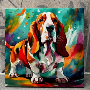 Puede incluir: Una pintura colorida de un perro basset con un pelaje blanco, marrón y naranja. El perro está de pie sobre un fondo verde, azul y naranja con salpicaduras de pintura.