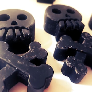 Set of 2 Black Linen Scented Skull & Crossbone/Skull Face Wax Melts - Made With a Soy and Paraffin Wax Blend