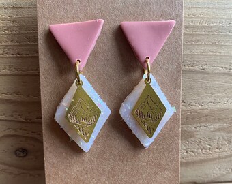 Boucles d’oreilles en argile polymère Pink, Glitter, Gold Mountain Charm