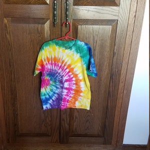 T-shirt arc-en-ciel tie-dye taille moyenne pour les jeunes image 1