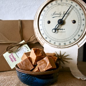 1kg box of vanilla fudge. Up to 90 pieces of handmade Great Taste award winning, crumbly, homemade melt in the mouth, crumbly fudge.