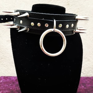 Collar con junta tórica con púas personalizado (100 % cuero curtido vegetal)