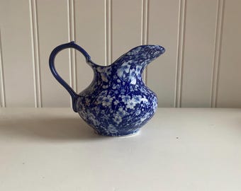 antieke blauwe katoenen karaf vaas creamer blauw en wit kitchenalia flow blue flo