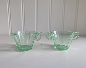 Set van uraniumglas suikerpot en creamer uit het midden van de eeuw modern mcm vintage vaselineglas groen glas
