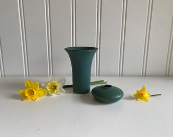 paar aardewerk vazen hurkvaas trompetvaas donkergroen blauw studioaardewerk decor