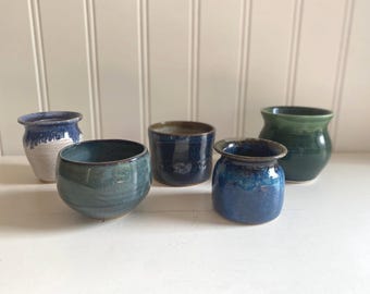 Set van 5 vintage studioaardewerken plantenbakken – handgemaakte gesigneerde keramische potten – aardachtig blauw en groen glazuur – rustiek ambachtelijk decor – 3,5–4,5"