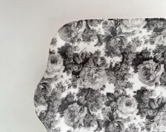 chintz bloemen zwart-witte rozen dienblad vintage grijstinten arthur woods engeland vintage antiek kitchenalia victoriaans goth decor