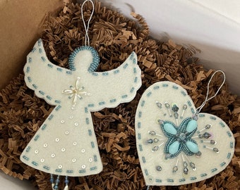 Set van 2 ornamenten; ~ Aartsengel Michael ornament & hartornament; ~ Kerst vilten ornamenten; ~ Blauwe winterversieringen; ~ Blauwe kerstdeco;