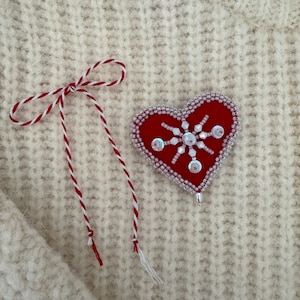 Martisor brosa inima; Martisor brooch heart; Brooches for girls; 1 martie mãrțișor; Girls handmade accessories;