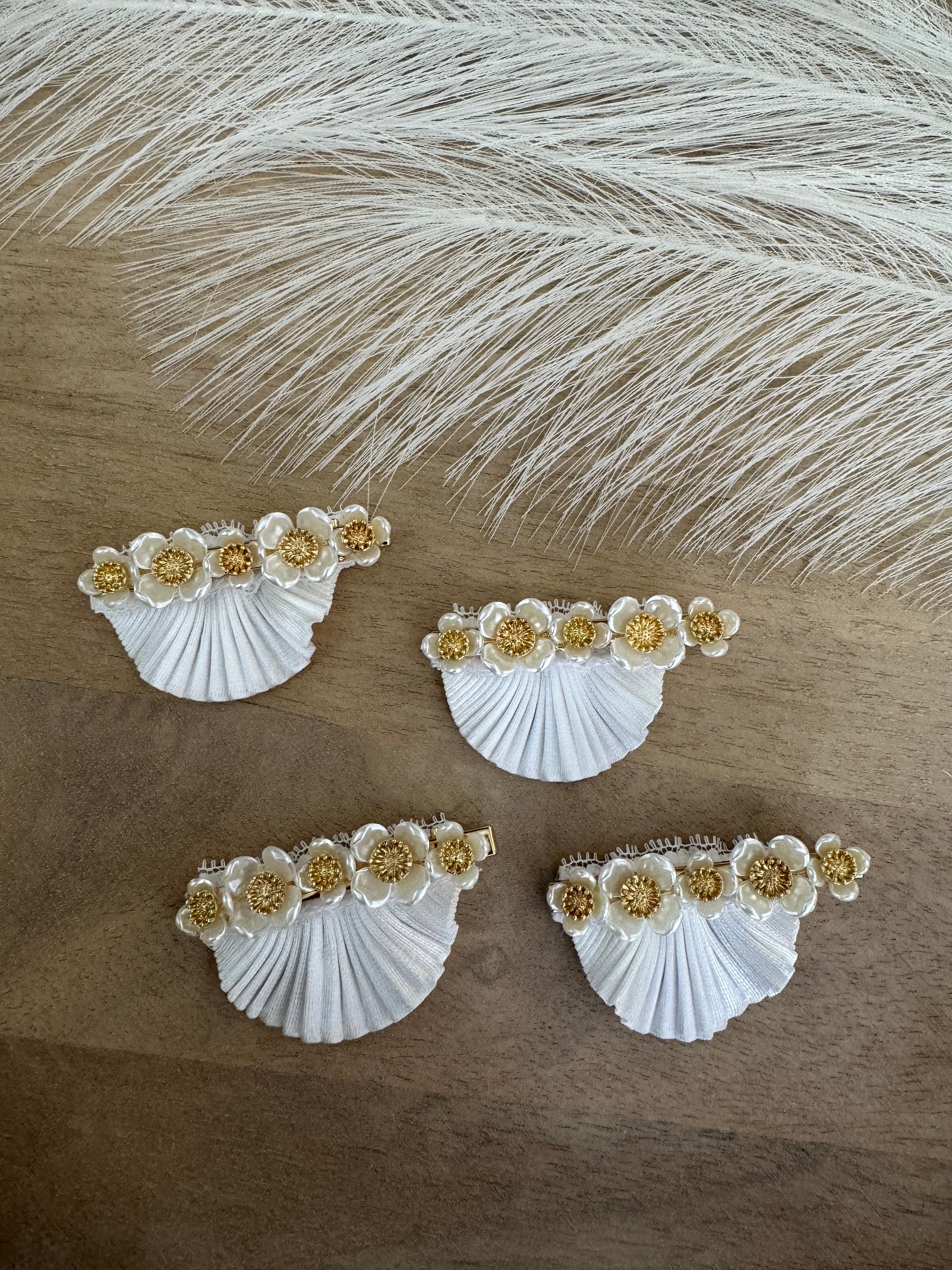 AHANDMAKER Fermagli Per Capelli Da Sposa Con Fiore E Perle - Bianco, Forcine Accessori Matrimoniali Per Donne - 5