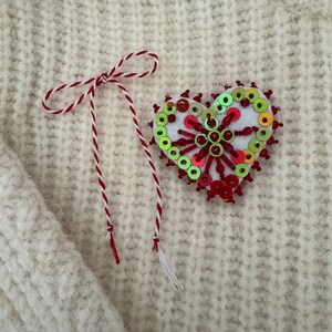 Mãrțișor broșă inima; Martisor brooch heart; Brooches for girls; 1 martie mãrțișor; Girls handmade accessories;