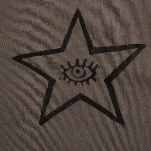 Opnaaipatch met sterrenoogcontour linoprint