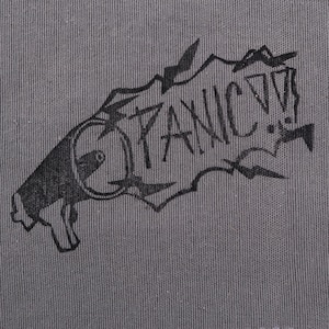 Peut inclure: Un carré de tissu gris avec un dessin noir d'un mégaphone et le mot "PANIC!!" dans une police stylisée. Le tissu a un aspect texturé et un bord surjeté.