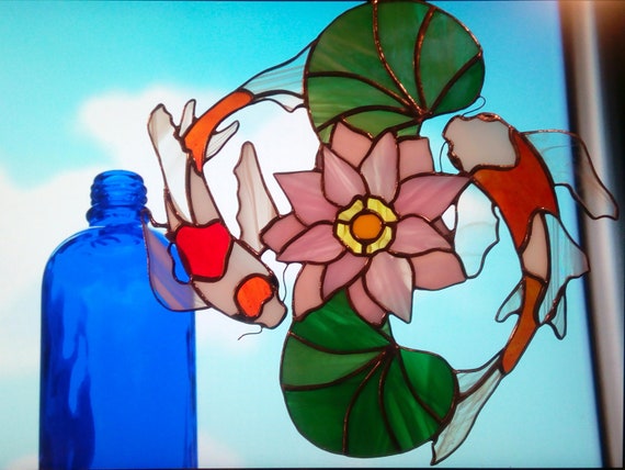 Art mural zen verre colorés transparent. Attrape-soleil plante fleur de lotus carpes Koï. Cadeau bohème panneau en vitrail, animal esprit.