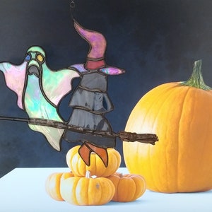 Geist und Hexe auf ihrem Besen in getönten Gläsern. Halloween-Sonnenfänger-Skulptur, zusammengesetzt mit der Tiffany-Buntglastechnik Bild 9