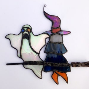 Geist und Hexe auf ihrem Besen in getönten Gläsern. Halloween-Sonnenfänger-Skulptur, zusammengesetzt mit der Tiffany-Buntglastechnik Bild 2