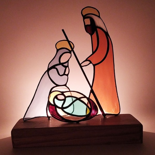 Nativité en vitrail représentant le petit Jésus, Marie et Joseph. Décoration de Noël minimaliste dans un style moderne et design.